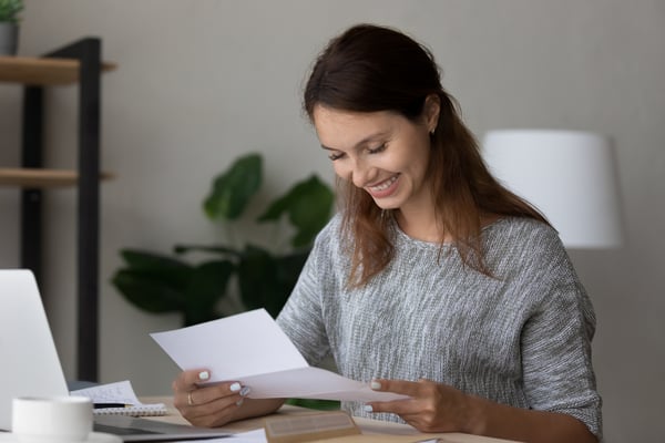 employee reads thank you note from manager