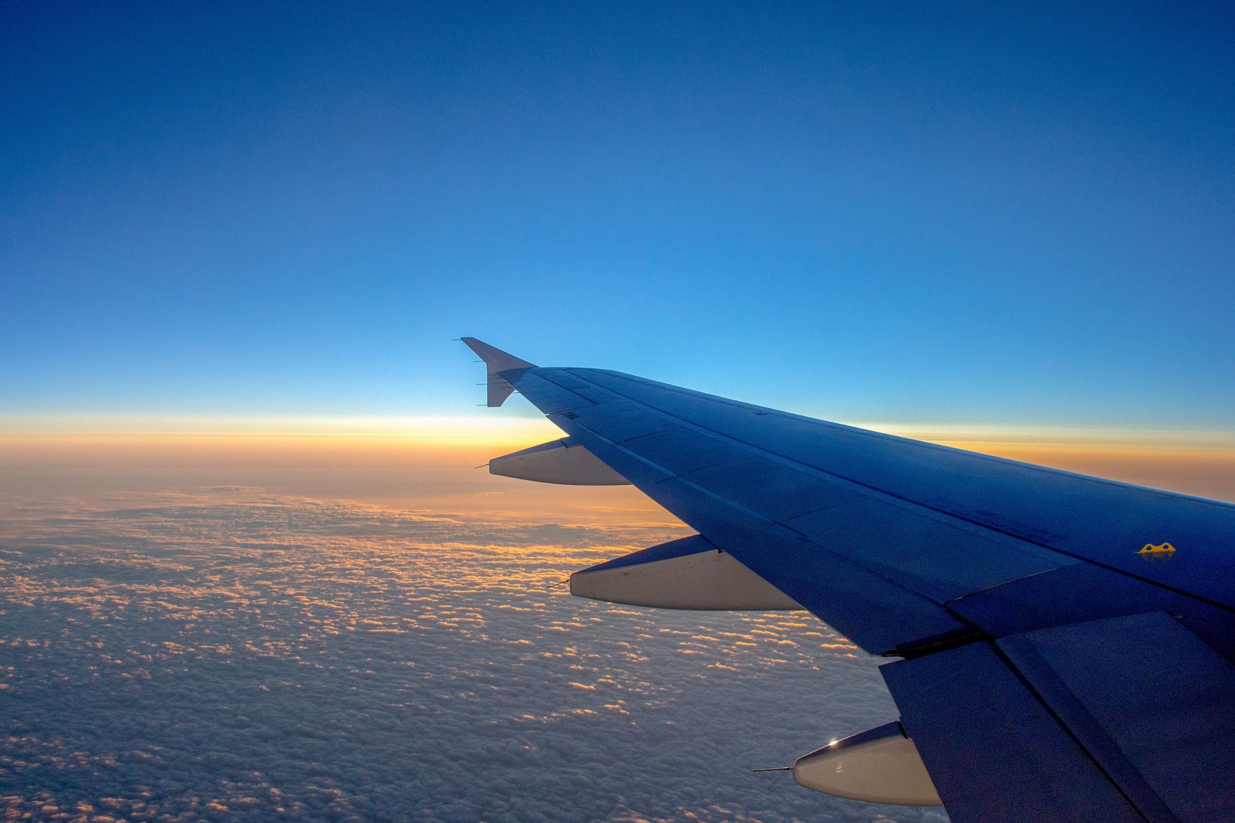 He goes by plane. Самолет в небе. Крыло самолета. Крыло самолета в небе. Фон самолет.