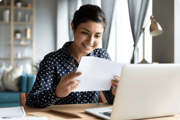 female employee reads a thank you note from her manager